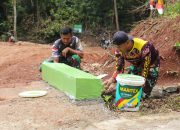 Cuaca Terik Anggota Satgas TMMD Kodim 0412/LU terus Selesaikan Pengecatan