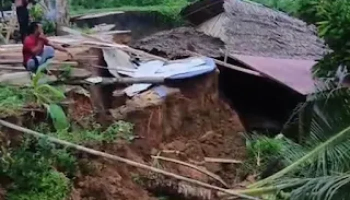 Akibat Longsor Dahsyat, Dua Rumah Warga Hancur