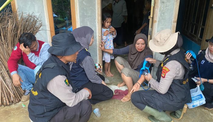 Bantu Warga Kebanjiran, Kapolda Lampung : Penanganan Sentuh Fisik Dan Psikologis Serta Keamanan