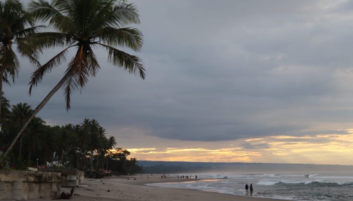Pantai Mandiri Pesisir Barat, Menyaksikan Sunrise dan Sunset dalam Satu Lokasi
