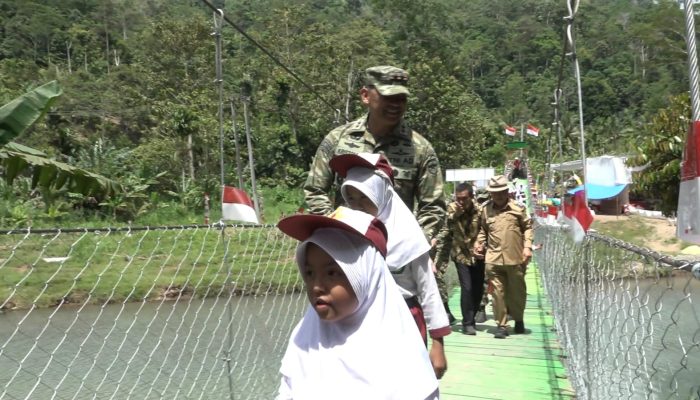Di Atas Sungai Jembatan Garuda Menyatukan Harapan Warga Pekon Umbar