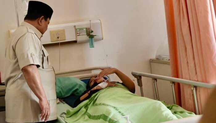 Tabrakan Kereta Api, Prabowo Jenguk Korban di Rumah Sakit